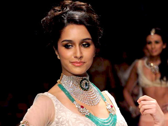 shraddha kapoor walks the ramp for anmol jewellers at iijw 2011 6