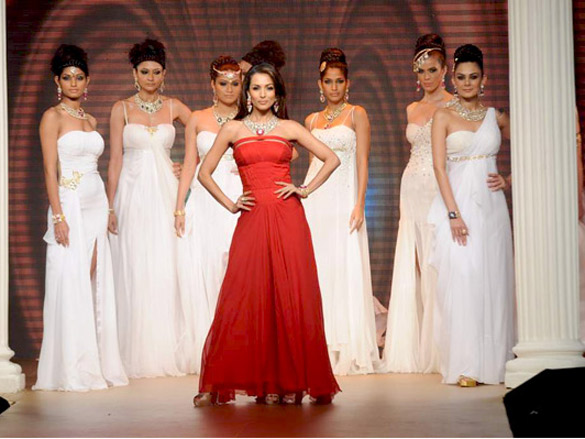 malaika arora walks the ramp for birdhichand ghanshyamdas at iijw 2011 5