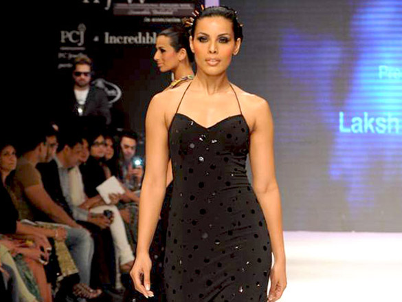 mahima and perizaad walk the ramp for adorn at iijw 2011 11