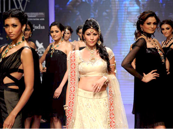 feroze gujral walks the ramp for alpana gujral at iijw 2011 3