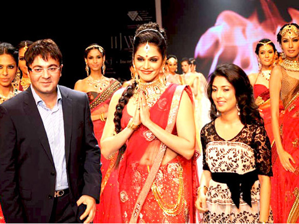 eesha koppikhar walks the ramp for kashi jewellers at iijw 2011 3