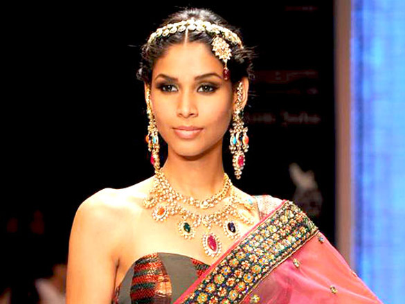eesha koppikhar walks the ramp for kashi jewellers at iijw 2011 7