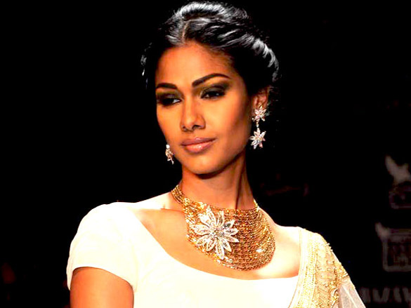 eesha koppikhar walks the ramp for kashi jewellers at iijw 2011 8