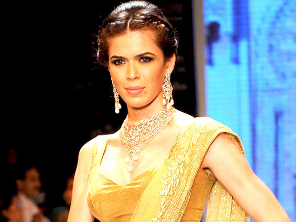 eesha koppikhar walks the ramp for kashi jewellers at iijw 2011 11
