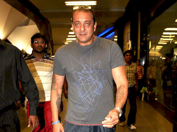 sanjay dutt snapped with manyata and kids 3