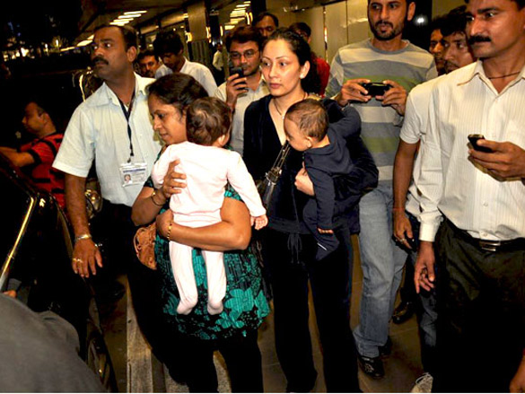 sanjay dutt snapped with manyata and kids 4