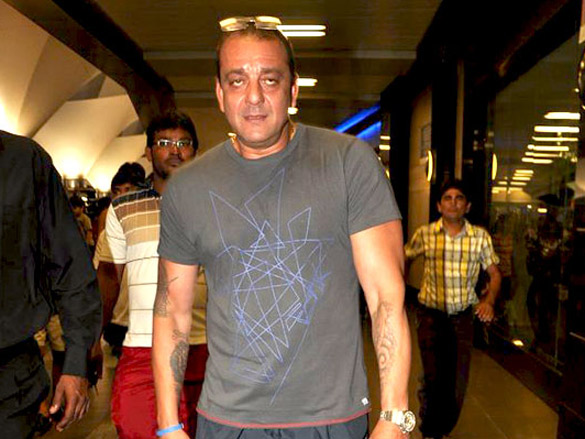 sanjay dutt snapped with manyata and kids 5