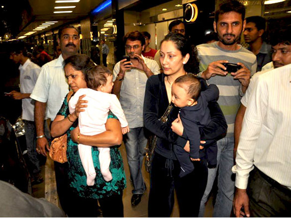 sanjay dutt snapped with manyata and kids 6