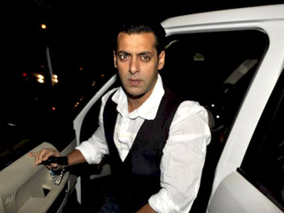 salman sonakshi and karisma at arbaaz khans birthday bash 17