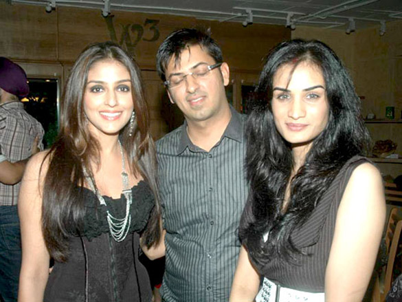 aarti chabria at wild wild west restaurant bash 2