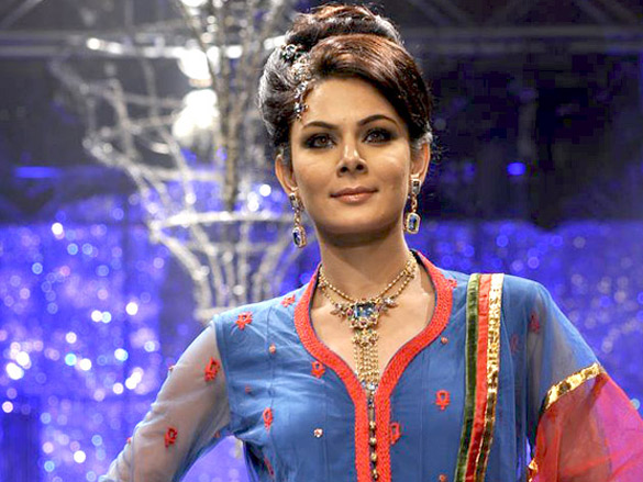 sonam and lara walk the ramp for iijw 2011 finale show 13