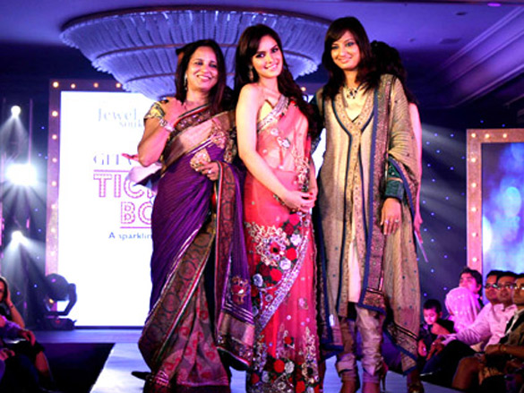 shazahn padamsee walks the ramp for designer pallavi goenka 2