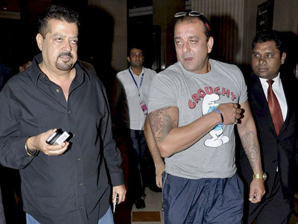 sanjay and manyata dutt pose with their twins 3