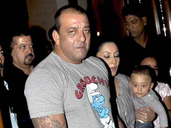 sanjay and manyata dutt pose with their twins 6