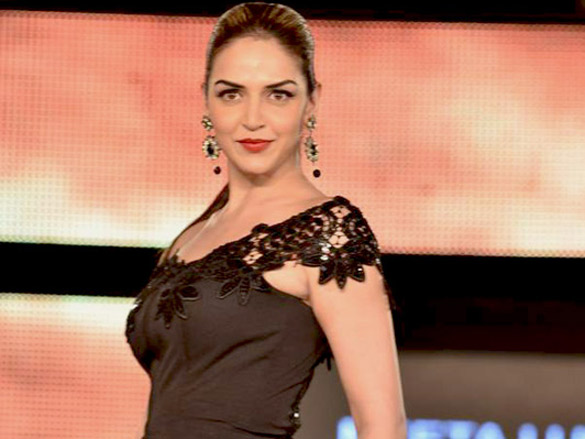 esha deol walks the ramp for neeta lulla at blenders pride fashion tour 2011 7
