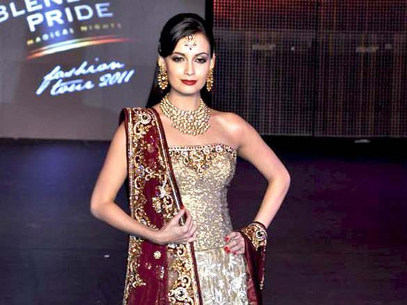 dia walks the ramp for vikram phadnis at blenders pride fashion tour 2011 finale 4