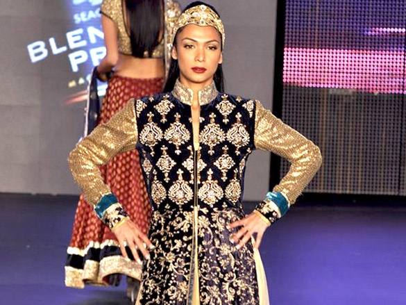 dia walks the ramp for vikram phadnis at blenders pride fashion tour 2011 finale 6
