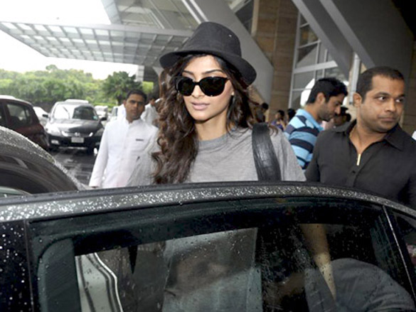 sonam kapoor snapped at a suburban hotel 9