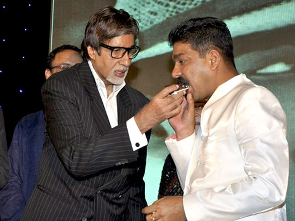 amitabh bachchan unveils nitin desais book at his 25th year celebrations 4