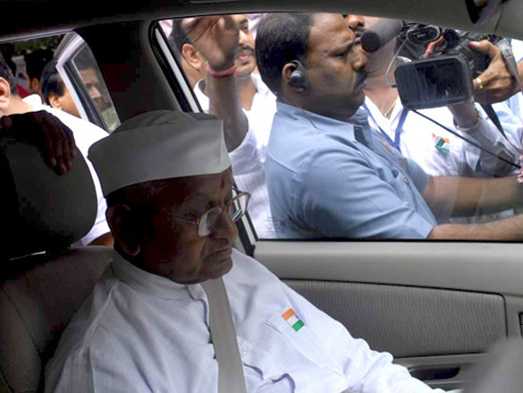 anna hazare visits on the sets of sa re ga ma little champs 5