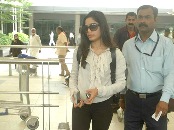 shilpa and freida snapped at mumbai international airport 5