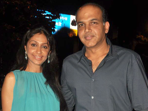 padmini kolhapure celebrates wedding anniversary 7