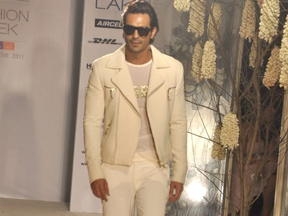 arjun rampal walks the ramp for rohit bal at lakme fashion week 2011 launch 4