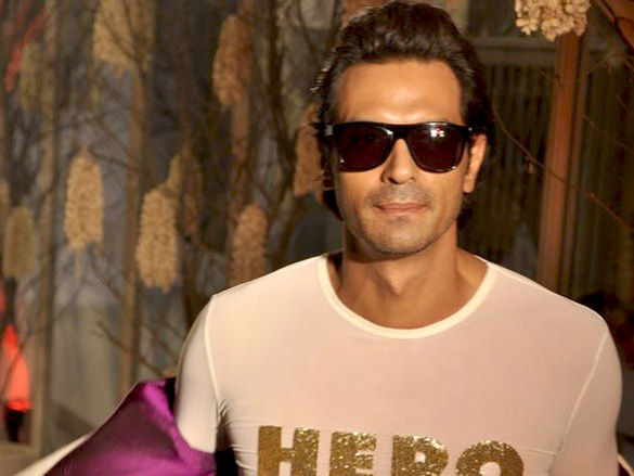 arjun rampal walks the ramp for rohit bal at lakme fashion week 2011 launch 6