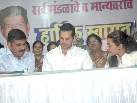 dino morea at sachin ahirs dahi handi celebration 8