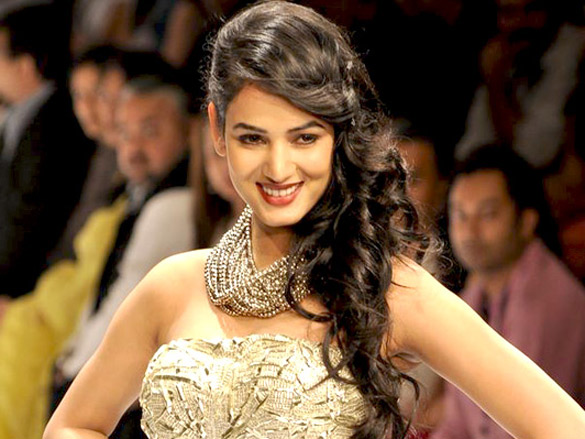 sonal walks the ramp for rina dhaka at lakme fashion week 2011 day 1 3