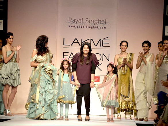 karisma and twinkle at payal singhals show at lakme fashion week 2011 day 1 3