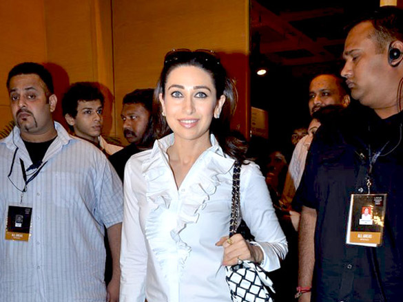 karisma and twinkle at payal singhals show at lakme fashion week 2011 day 1 4
