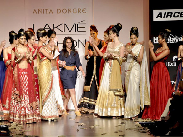 lisa walks the ramp for anita dongres show at lakme fashion week 2011 day 2 3