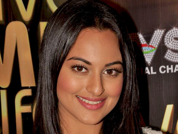 sonakshi sinha promotes live my life on utv stars 5