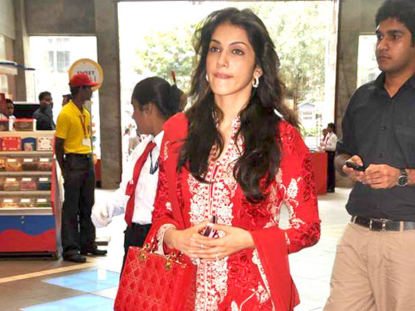 eesha koppikhar snapped at mumbai central mall 4