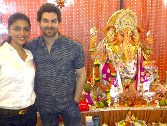 aarti chabria visits neil nitin mukeshs home for ganeshotsav 2