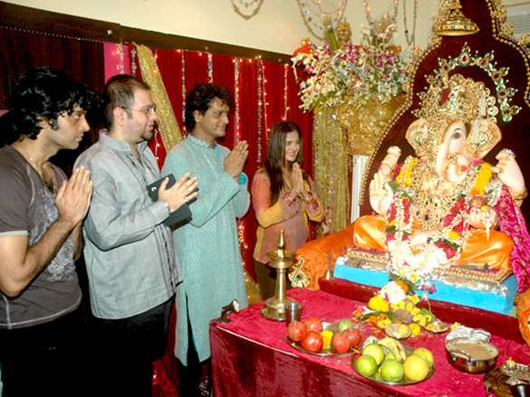 prasanna shetty celebrates ganpati with nandini singh and avesh dadlani 4