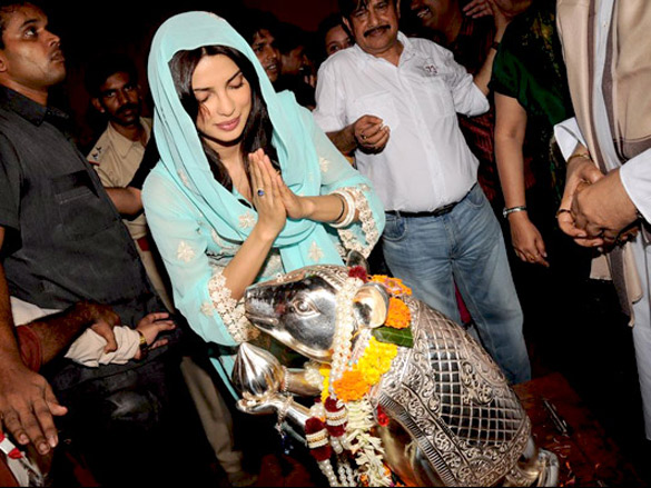 priyanka chopra visits andheri cha raja ganpati 7
