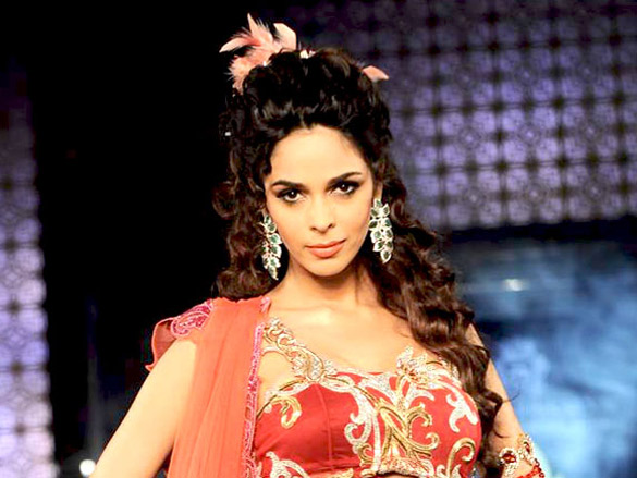 mallika walks for anjalee and arjun kapoor at aamby valley city india bridal week 2011 6