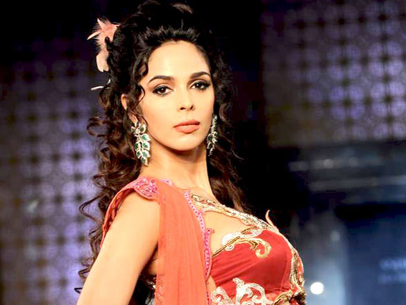 mallika walks for anjalee and arjun kapoor at aamby valley city india bridal week 2011 7
