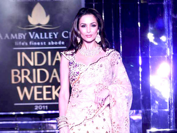 malaika arora walks for bhairavi jaikishen at aamby valley city india bridal week 2011 11