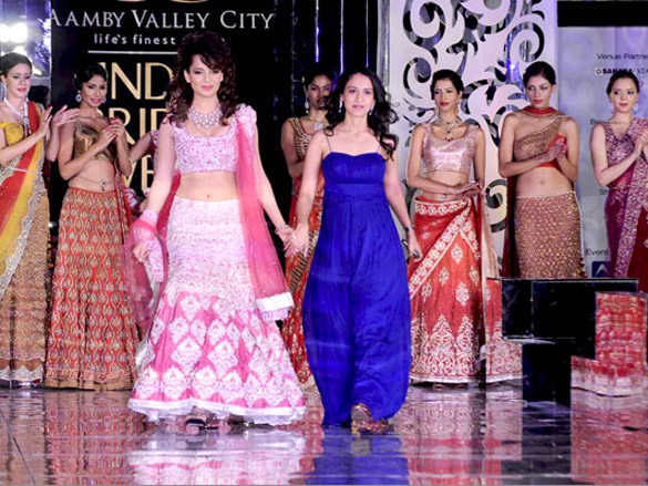 kangna walks for jyotsa tiwari at aamby valley city india bridal week 2011 2