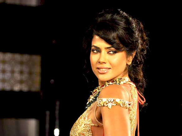 sameera and jackky walk for shane falguni peacock at aamby valley city india bridal week 2011 7