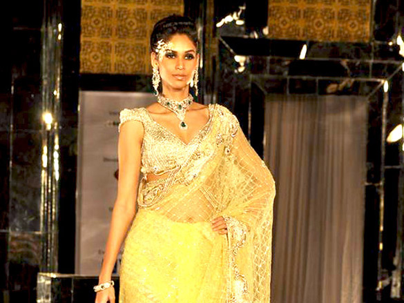 sameera and jackky walk for shane falguni peacock at aamby valley city india bridal week 2011 9