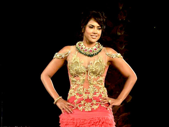 sameera and jackky walk for shane falguni peacock at aamby valley city india bridal week 2011 13