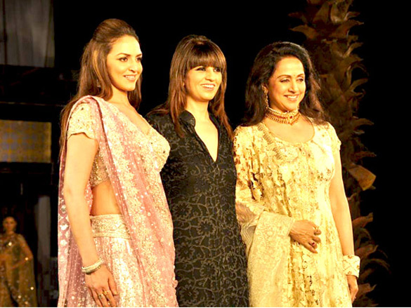 hema and esha walk for neeta lulla at aamby valley city india bridal week 2011 3