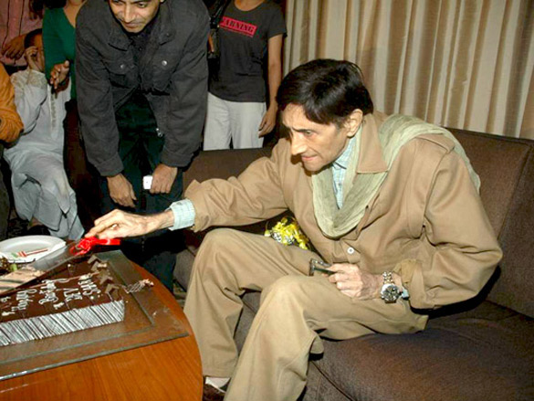 dev anand celebrates birthday with media 2