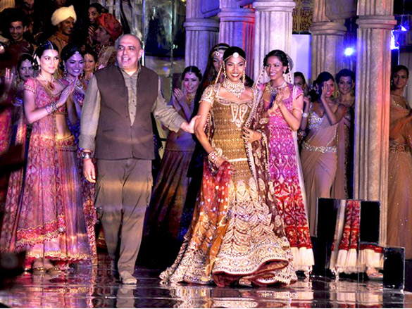 tarun tahilianis finale show at aamby valley city india bridal week 2011 2
