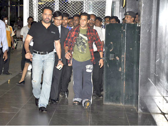 salman khan returns back after successful surgery 8