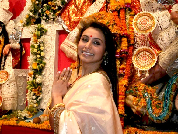 rani and kajol at north bombay sarbojinik durga puja 3